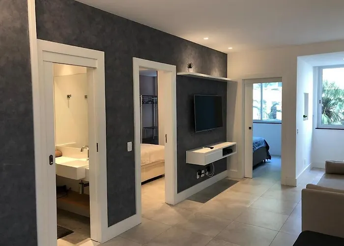 Novíssimo 2 quartos na quadra da praia
